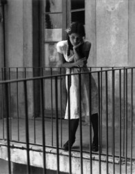 dona sola a escala noia