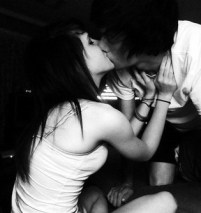 noia noi home dona parella petó.jpg