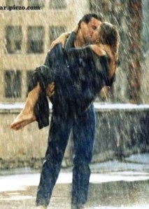 parella 0 fent-se un petó sota la pluja