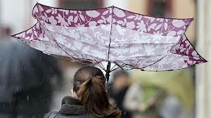 dona noia amb el paraigua al revés pluja