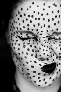 dona cara de pantera fent ganyota noia0