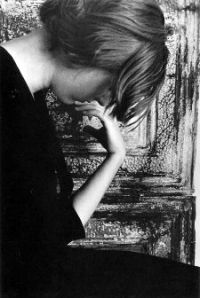 noia 000 dona preocupada blanc i negre