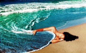 dona noia dormint tapada pel mar