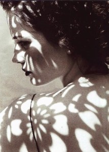 noia 000 dona ombres flors