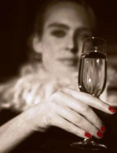 noia dona amb copa cava