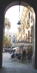 Barcelona. Una de les entrades a la plaça Reial.000 Foto meva0