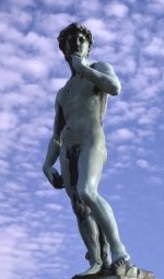 david de michelangelo contra un cel ennuvolat
