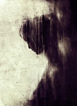 dona noia trista en la foscor