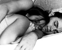 parella abraçada al llit