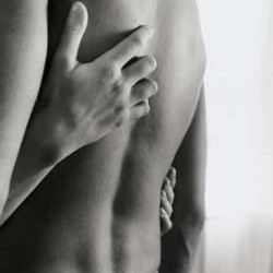 parella abraçada nua dreta mà esquena