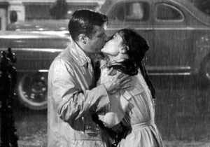 parella petó pluja carrer