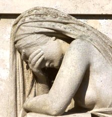 estàtua 000 de dona noia plorant