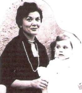 mama i jo asseguda a la falda magdalena carme.foto retalladajpeg