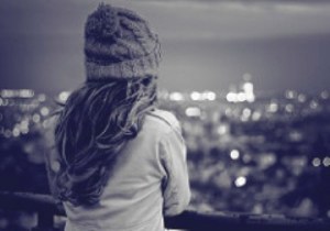 dona 000 noia sola mirant la ciutat