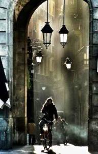 noia 000 dona bicicleta portalada plaça reial