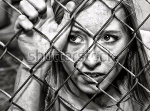 dona darrere una reixa