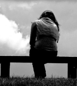 dona-noia-asseguda-trista-0000000000