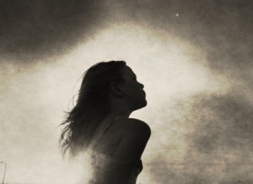 dona-000-noia-en-una-nebulosa