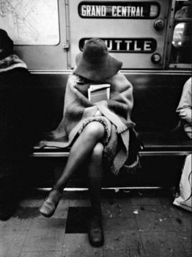 noia-dormint-al-tren-mati-dona