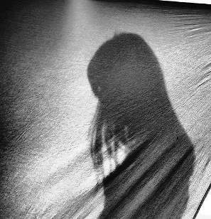 dona 000 ombra noia darrere llençol