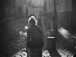 dona d'esquena llegint el diari al carrer