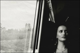 noia dona jove dalt del tren