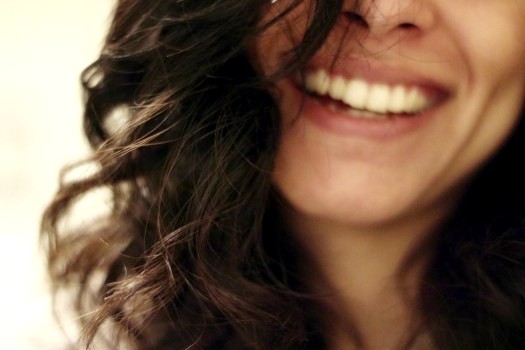 dona noia somriure molt bonic feliç