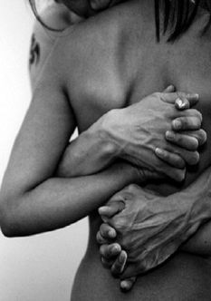 abraçada mans estretes parella
