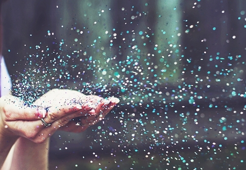 dona noia nit estels a les mans