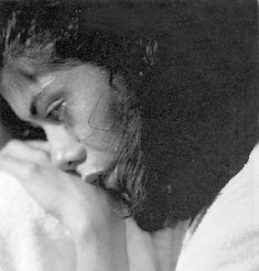 dona plorant blanc i negre