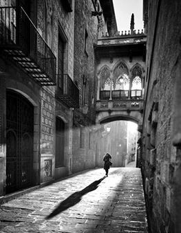barcelona carrer del bisbe. dona noia sola
