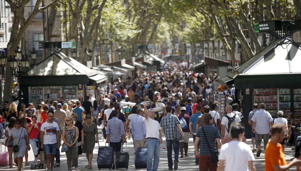 A man takes a selfie at Las Ramblas in Barcelona