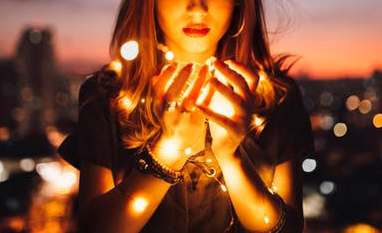 dona bola foc llumm noia a la mà sencera