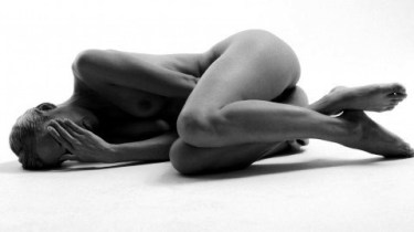 dona noia trista estirada a terra