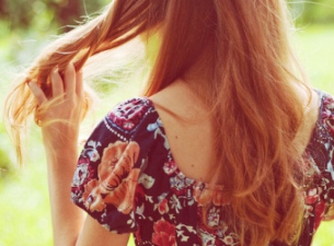 noia dona cabellera rossa vestit flors