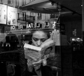 NOIA LLEGINT LLIBRE A CAFETERIA