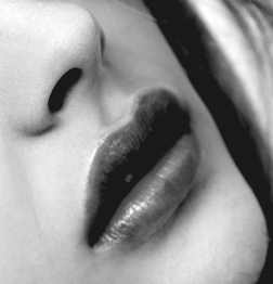 dona noia seriosa boca