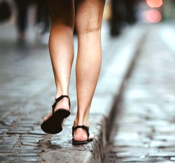 cames de dona noia que caminen 000