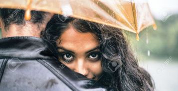 parella abraçats sota paraigua pluja