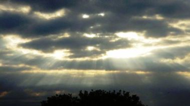 núvols al cel damunt arbres