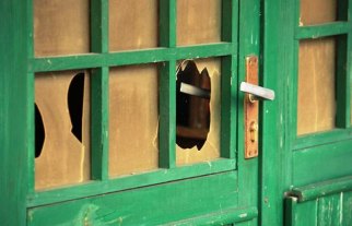 vidriera esberlada, pany trencat vidre trencat