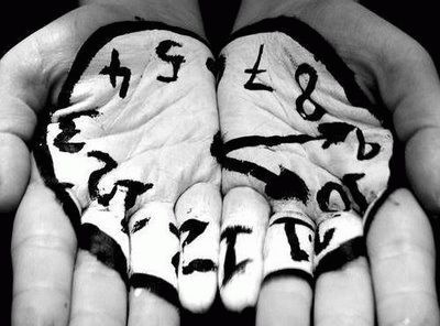 rellotge pintat en mans