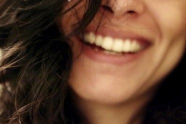 dona noia somriure molt bonic feliç 000