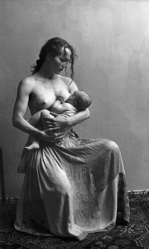 mare maternitat DONA NOIA ALLETANT EL FILL DONANT EL PIT NEN MAMANT