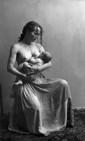 mare maternitat DONA NOIA ALLETANT EL FILL DONANT EL PIT NEN MAMANT