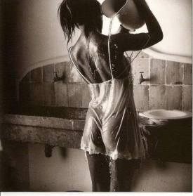 noia dona tirant-se aigua per la calor