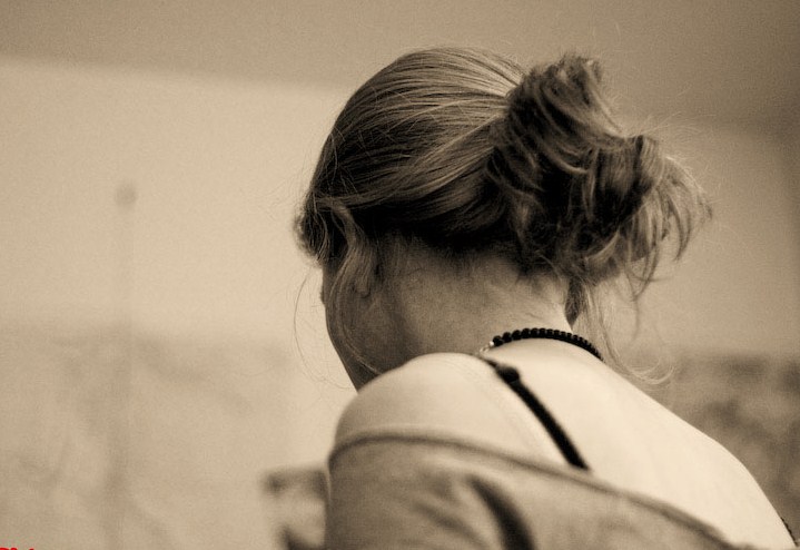 cap de dona noia d'esquena