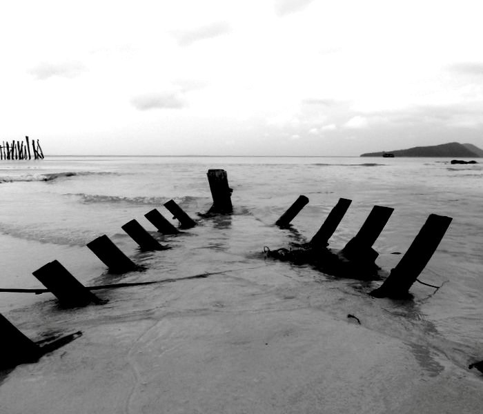 esquelet de vaixell sota la sorra