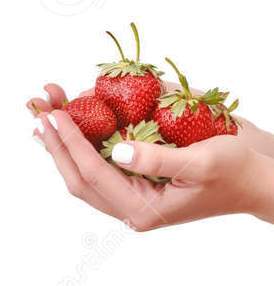 mans de dona noia amb maduixes