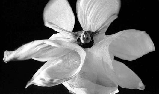 dona com una flor noia. Loïe Fuller en el ball blanc, Isaiah West Taber, 1897